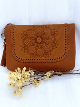 Load image into Gallery viewer, Flower Zip Around - Tan