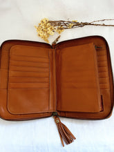 Load image into Gallery viewer, Flower Zip Around - Tan