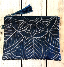 Load image into Gallery viewer, Carved Hide Clutch - Black