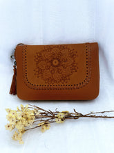 Load image into Gallery viewer, Flower Zip Around - Tan