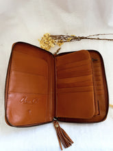 Load image into Gallery viewer, Flower Zip Around - Tan