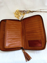 Load image into Gallery viewer, Flower Zip Around - Tan