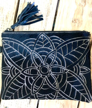 Load image into Gallery viewer, Carved Hide Clutch - Black